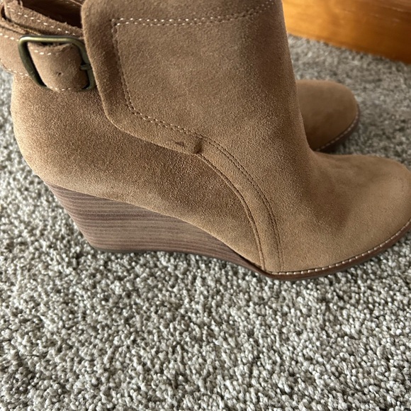 Lucky Brand Yasine Tan Suede Ankle Booties, 8.5, buckle detail - Picture 4 of 11
